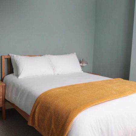 Number 6 Bed & Breakfast วิทบี ภายนอก รูปภาพ