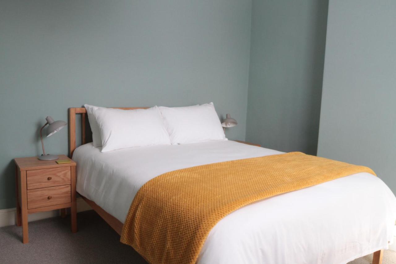 Number 6 Bed & Breakfast วิทบี ภายนอก รูปภาพ