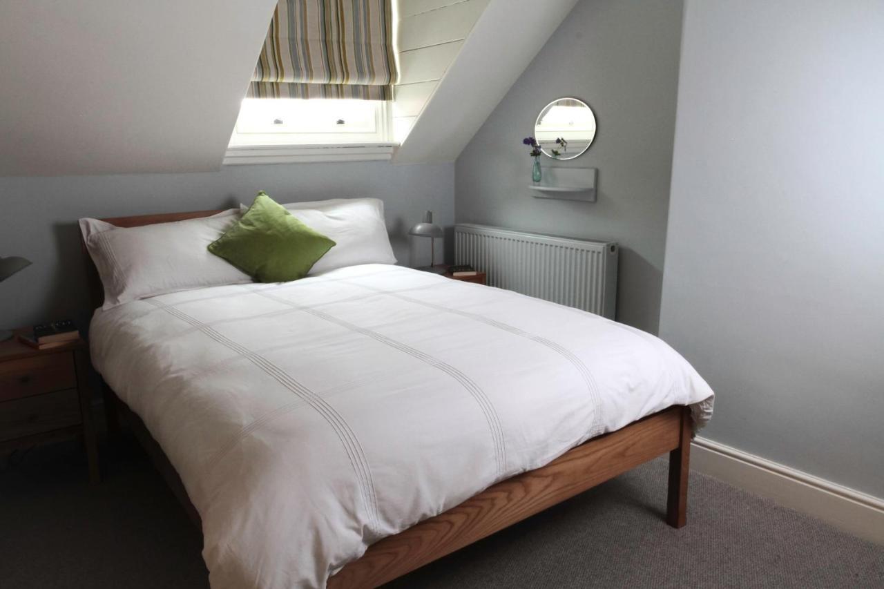 Number 6 Bed & Breakfast วิทบี ภายนอก รูปภาพ